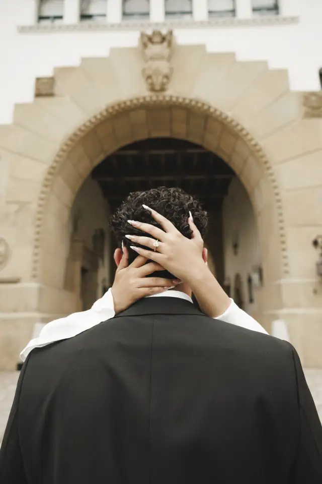 First kiss, Courthouse arch